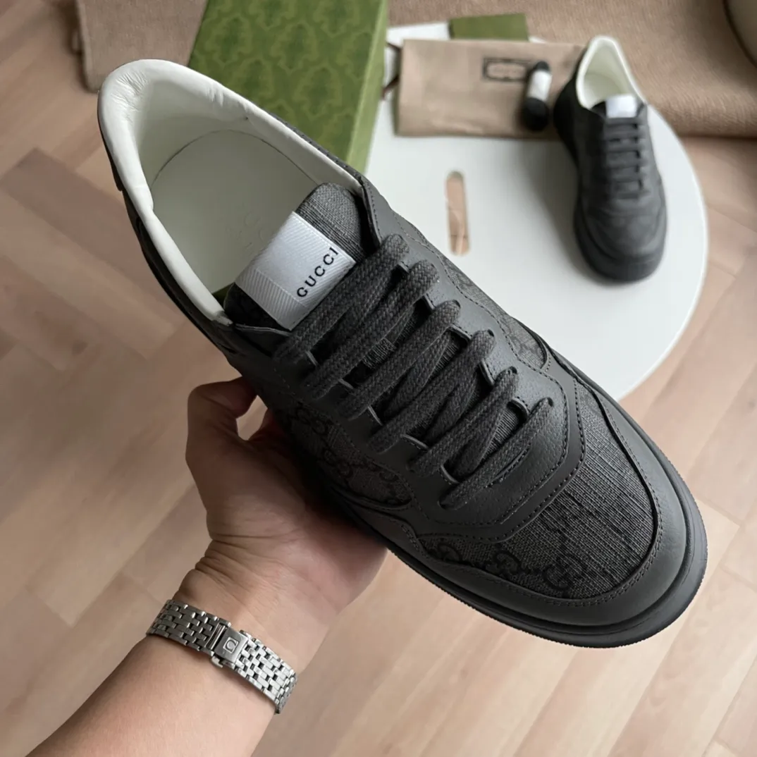 G's 🆕new thick-soled sneakers✔️designed sneakers are full of fun retro flavor. Gucci’s new collection continues to seek inspiration from daily life in other eras and incorporates the essence of current design to create refreshing designs. This sneaker is made of leather and GG canvas, decorated with Gucci details, showing the profound connotation of the brand logo〰️ Size: 35-40 (women) 38-45 (men) P hot style